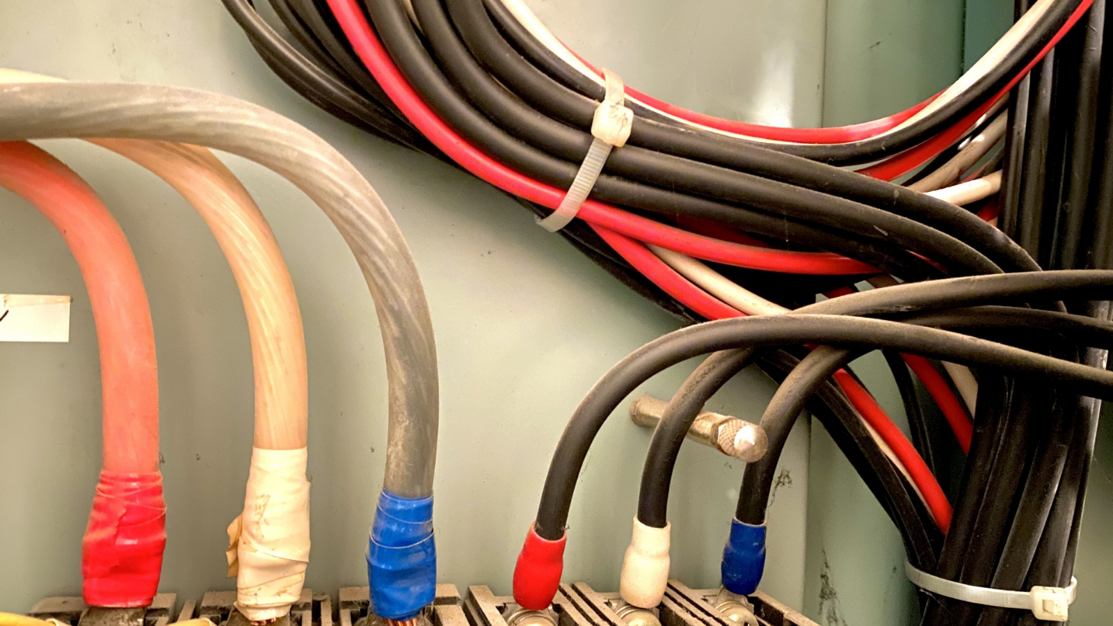 【電気・弱電通信施工管理】年収840万円実績あり!経験者優遇/月給30~60万円/直行直帰&社用車貸与