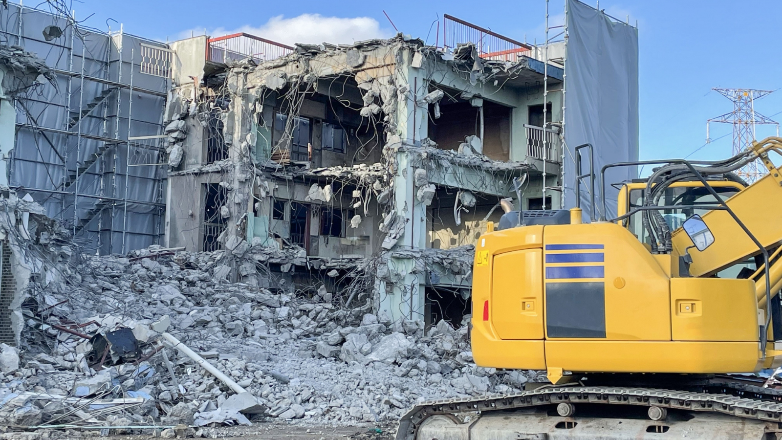 【解体作業員募集！家屋や倉庫、アパートなどの施設を取り壊す作業です!】大きな機械で大胆に壊すイメージがありますが、安全第一でチームで作業します！