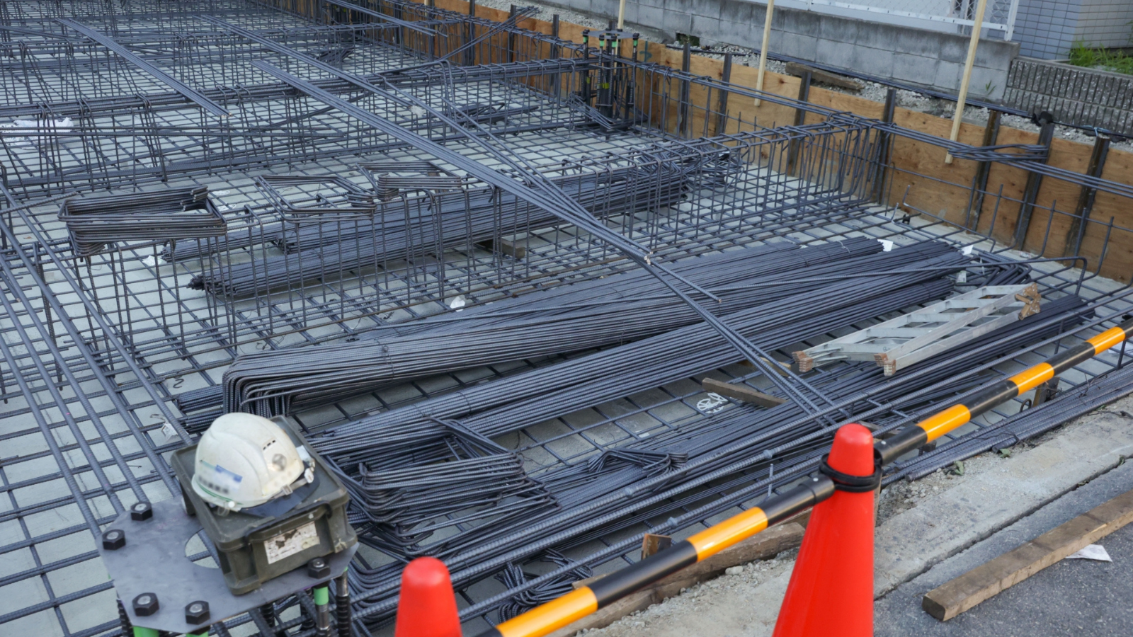 鉄骨の加工、塗装、現場での取付作業を行うスタッフを募集しています。具体的には、建物の骨組みとなる鉄骨を工場で加工し、塗装を施した後、現場で組み立てるお仕事です。特別な資格や経験は必要ありません。未経験の方でも、先輩スタッフが丁寧に指導しますので、安心して働くことができます。