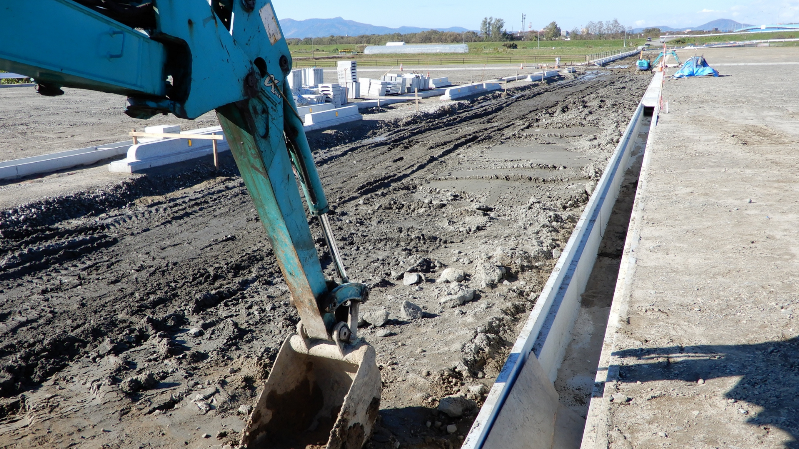 都市土木・上下水道・道路舗装など公共工事を手がける当社では、経験者は即戦力として迎え、施工管理やチームリーダーとして活躍できます。土木施工管理技士などの資格をお持ちの方は優遇し、現場責任者として裁量のある仕事をお任せしす。