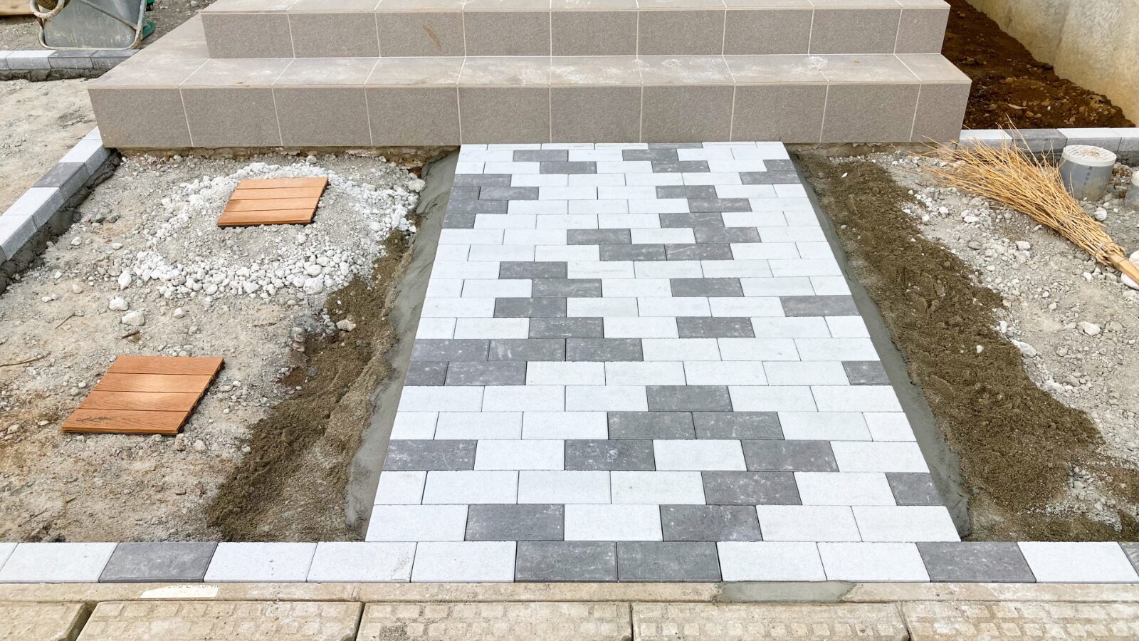 千葉県 八街市、新築分譲地のエクステリア工事スタッフ募集中