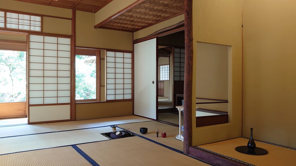 土壁と丸太柱を使った茶室の内部