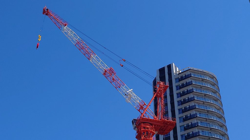 【日本の建築史 第4回】鉄とコンクリートで高くなる 31mの壁を越えた日 4 タワークレーンが立つビルの建設現場